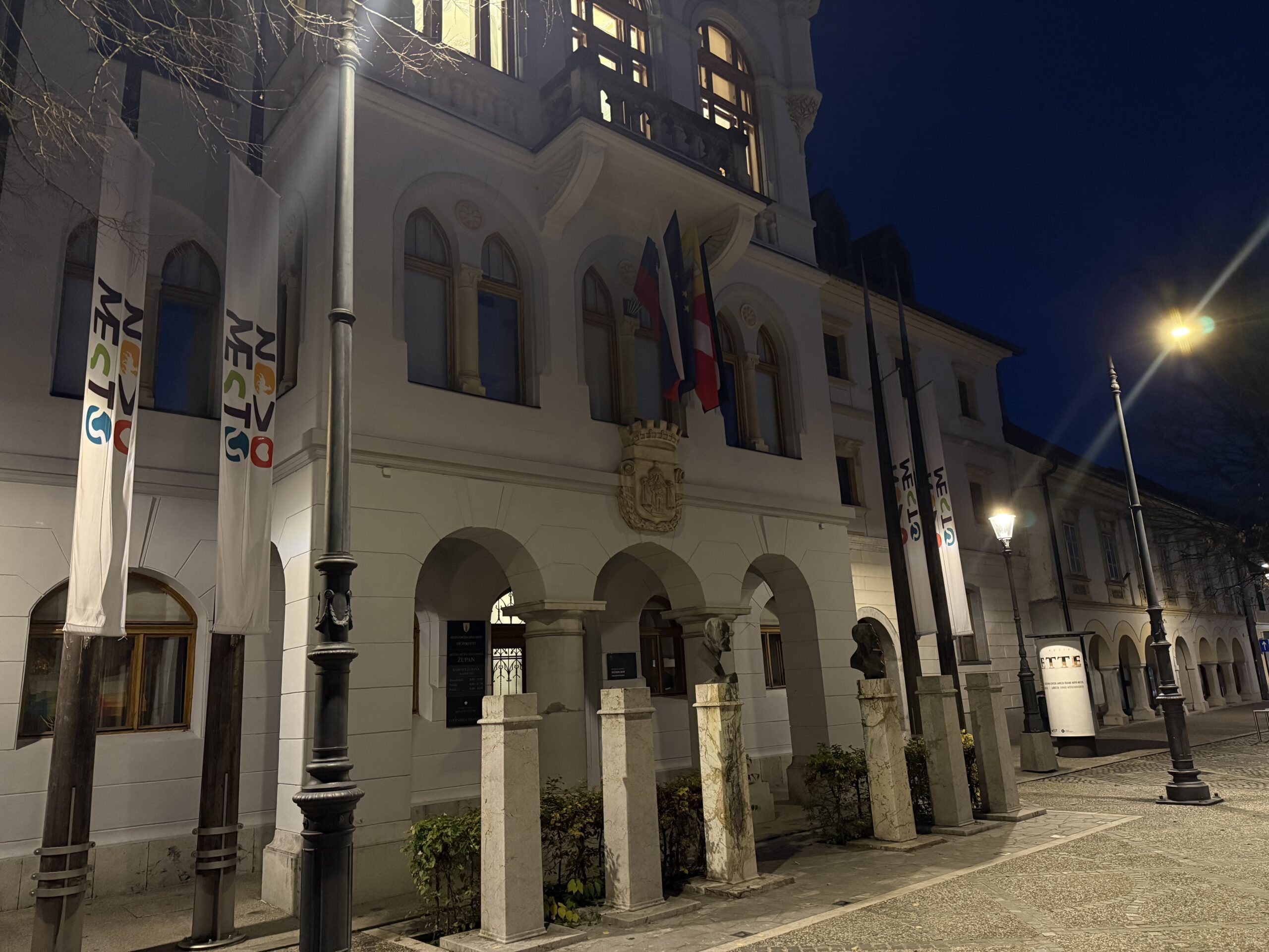 V številnih dolenjskih občinah izobesili črne zastave (foto in video) 10 zastave