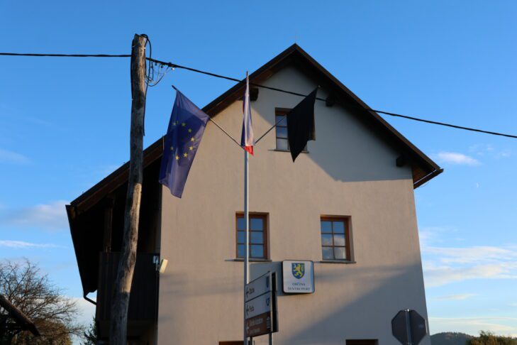 V številnih dolenjskih občinah izobesili črne zastave (foto in video) 2 zastave