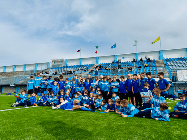 Prenovljen mestni stadion v Izoli uradno odprt 2 nogometasi