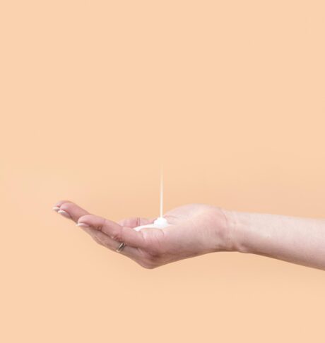 Kako na našo kožo delujejo kreme z retinolom? 2 person using disinfection solution