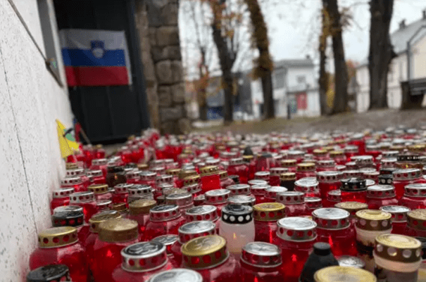 Novo mesto ovito v črnino, prebivalci v spomin prižigajo sveče 2 sta
