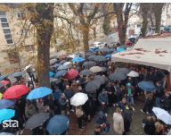 Novo mesto ovito v črnino, prebivalci v spomin prižigajo sveče 2 sta2
