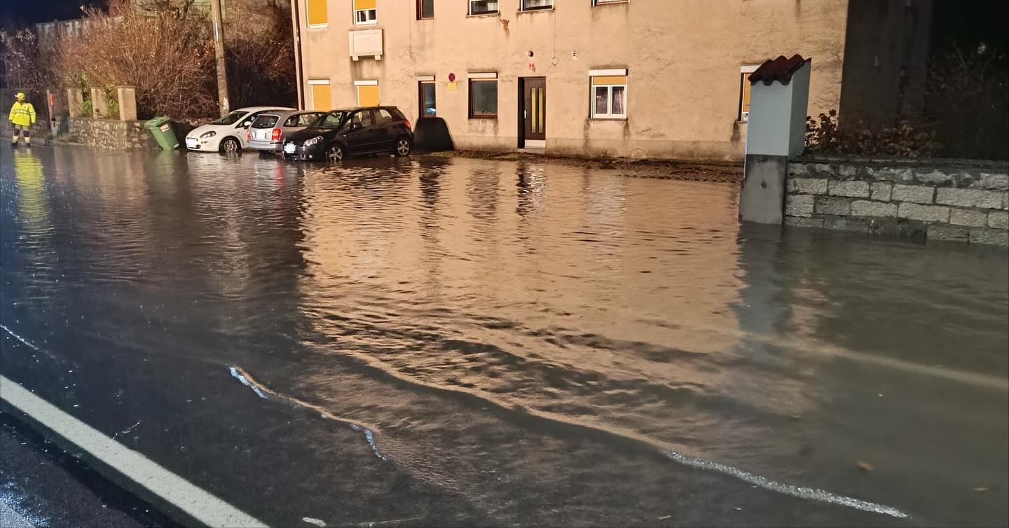 V Hrpeljah voda poplavila dvorišča in glavno cesto (FOTO) 2 588351838 18029951510760200 5871507046286560011 n 1