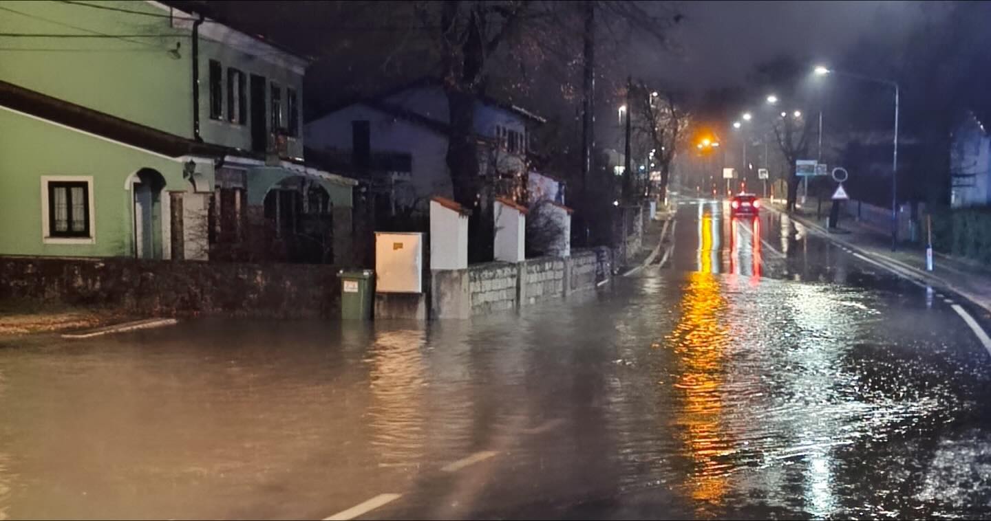 V Hrpeljah voda poplavila dvorišča in glavno cesto (FOTO) 3 588648482 18029951519760200 1092022696118975950 n 1