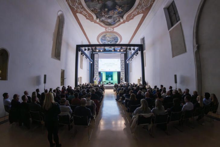 Za najboljše oljčno olje je potrebno timsko delo 2 olja