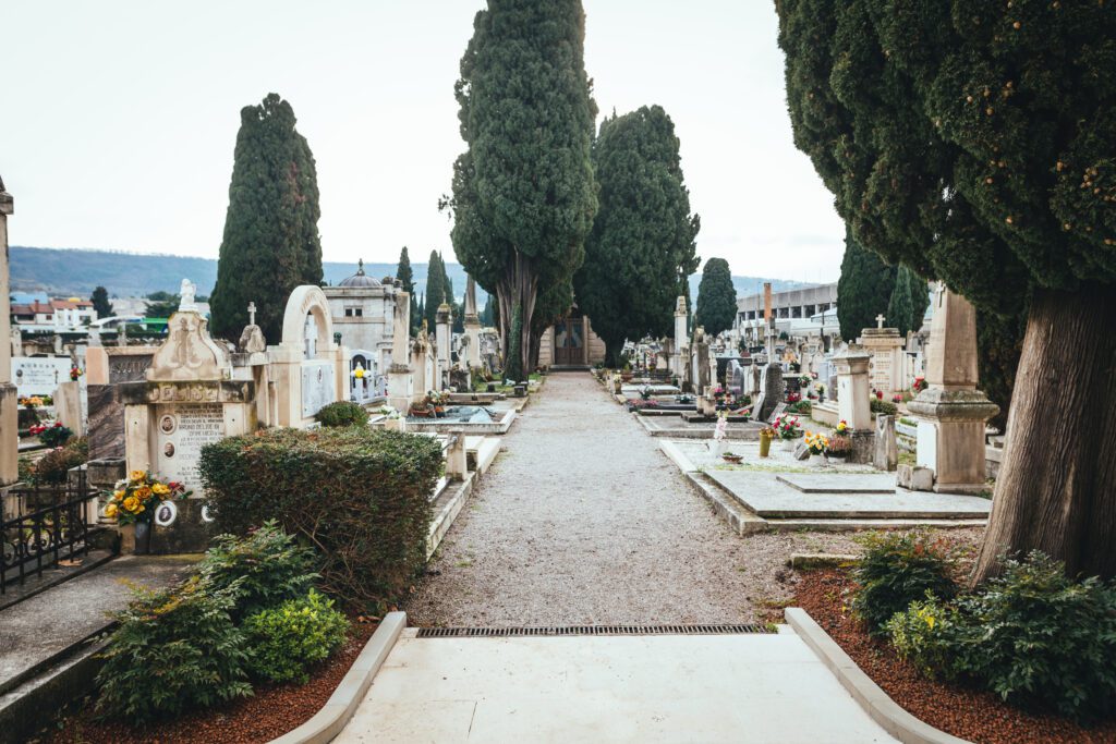 pokopalisce vandalizem izola