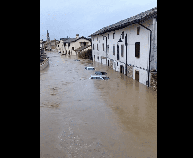 avto pod vodo poplave na Goriškem
