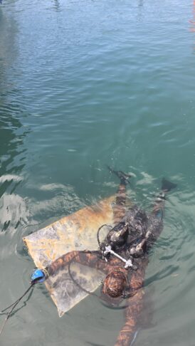 Zavod YouSea je skupaj s profesionalnimi potapljaci in prostovoljci rocno in s posebno opremo previdno odstranjeval odpadke Large