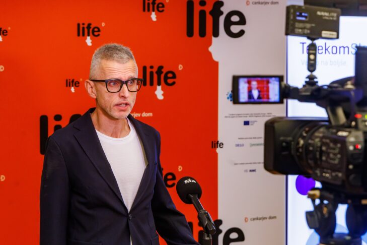 Teden premier in uspehov filma Belo se pere na devetdeset 2 belo ales pavlin