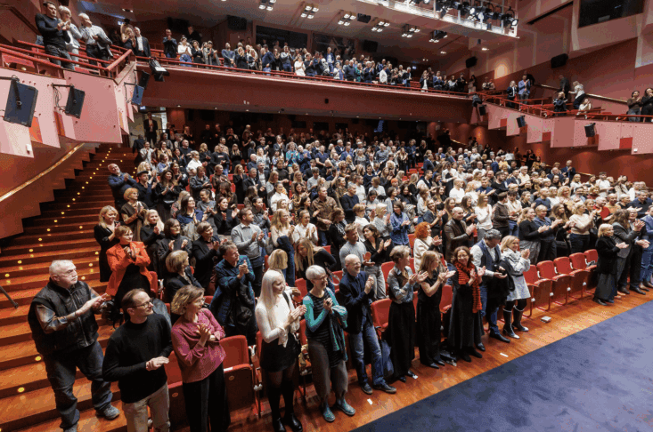 Teden premier in uspehov filma Belo se pere na devetdeset 3 belo dvorana