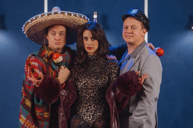 Lara Komar znova na slovenskih odrih 2 lara 1