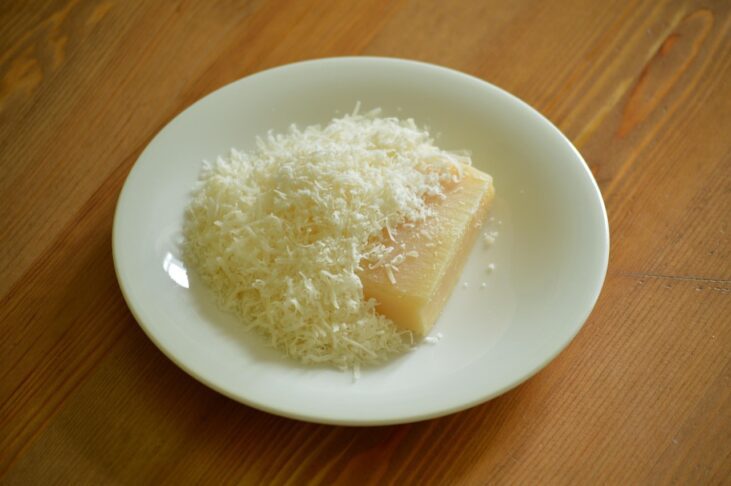 Kateri sir najbolj paše k poletni solati? 5 parmesan 1357016 1280
