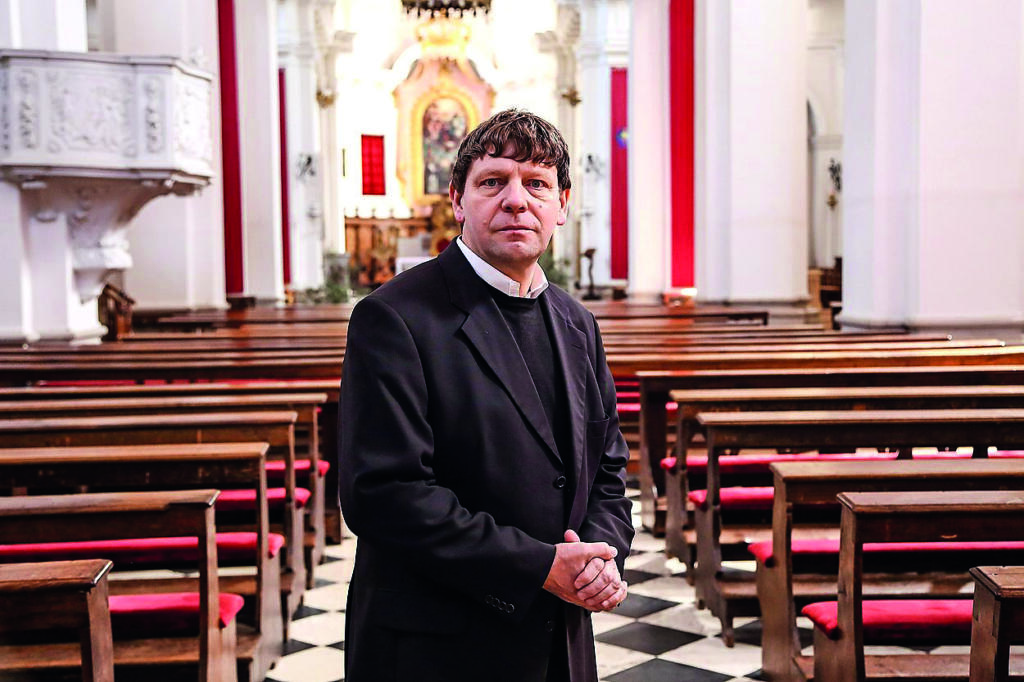 zavedanje kolumna duhovnik