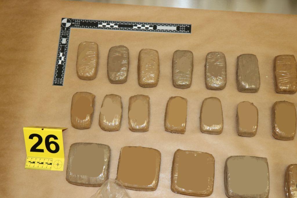 Kriminalisti na Primorskem razbili obsežno mrežo preprodaje drog (FOTO) 5 595903401 1305889794907319 6828749230081129181 n