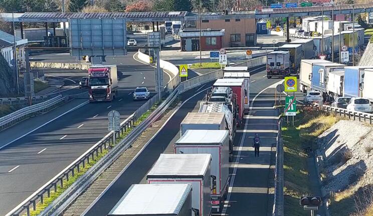 Zaradi zastojev zaprli prehoda Fernetiči in Škofije za tovorni promet 2 zastoj