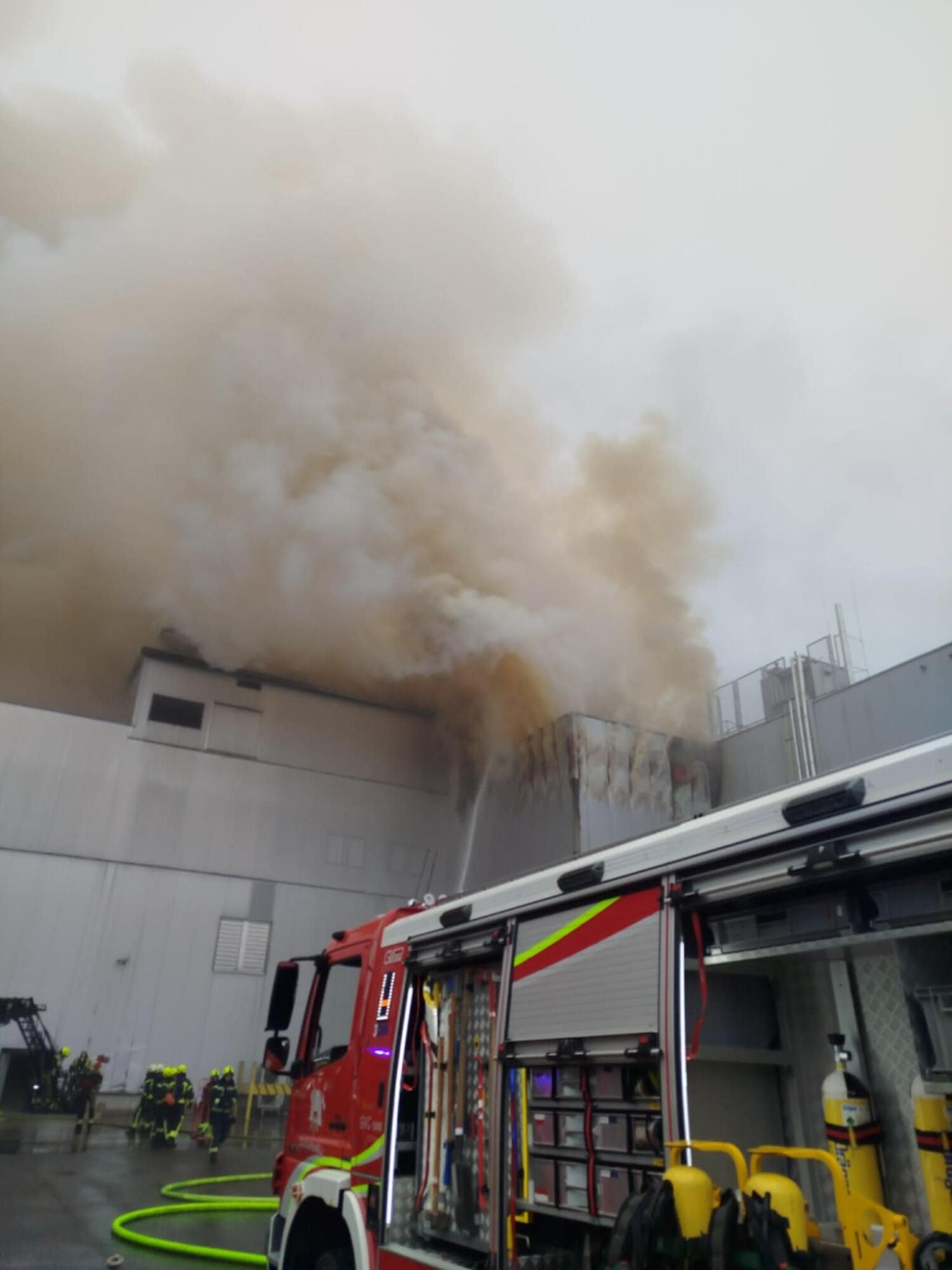 Zagoreli skladiščni prostori na Letališki ulici v Ljubljani (FOTO) 2 598106352 1317441787076875 923656824526719331 n