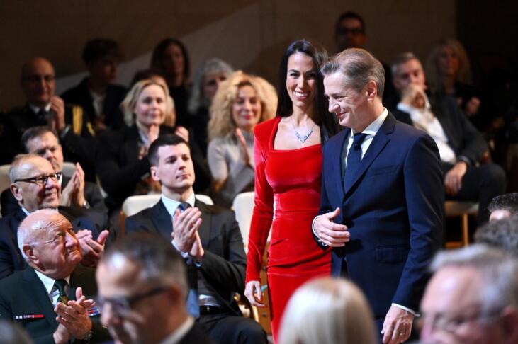 Golob med govorom sedel na stopnicah odra (VIDEO)