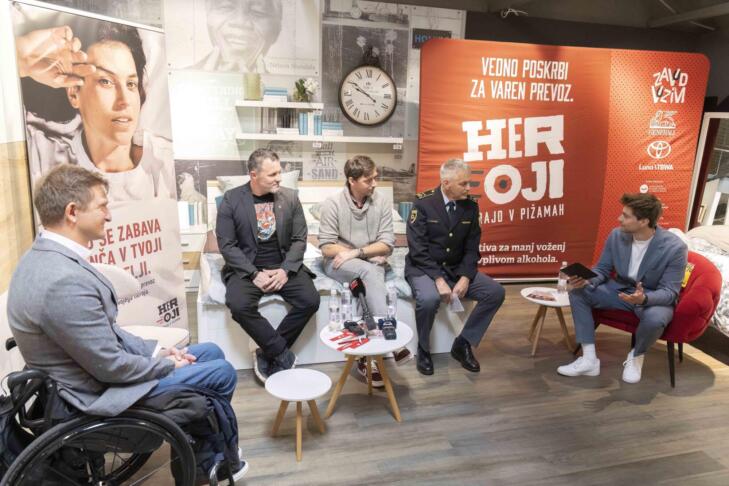 Naj se zabava konča v tvoji postelji: Heroji furajo v pižamah že 9. sezono 2 HEROJI FURAJO VPIZAMAH 27 11 2025 32