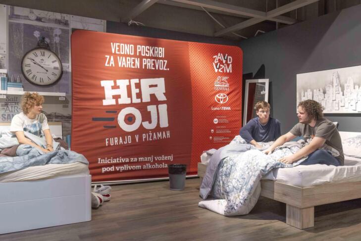 Naj se zabava konča v tvoji postelji: Heroji furajo v pižamah že 9. sezono 4 HEROJI FURAJO VPIZAMAH 27 11 2025 54