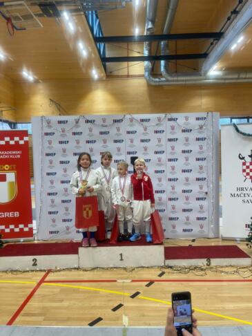 DESET MEDALJ ZA IZOLSKE SABLJAČE V ENEM TEDNU 3 SARAH SATAROVA SK IZOLA