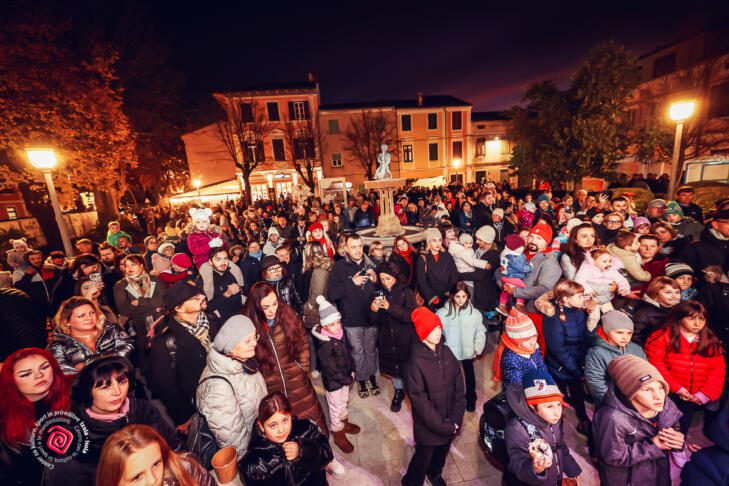 Praznično dogajanje v slovenski Istri: Izola predstavlja Ledeni otok 4 mnozica