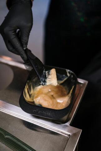 Frizerji opozarjajo: Zaradi te barve las ste videti starejše! 2 frizer