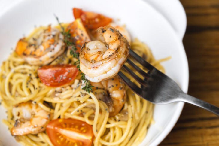 spaghetti with fried shrimps fresh tomatoes