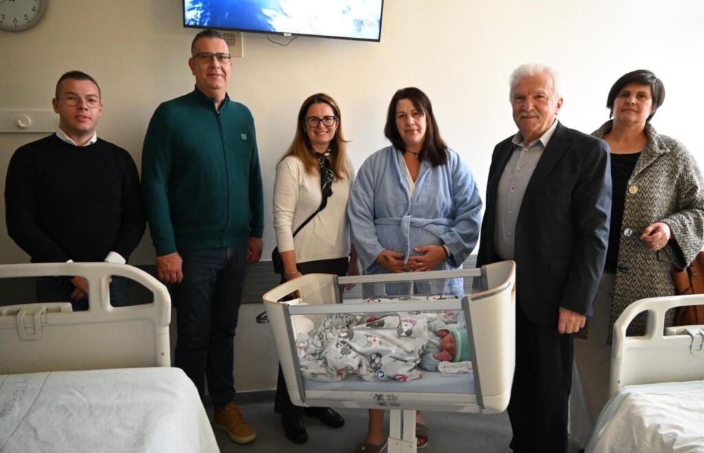 Prvi novorojenčki leta 2026 v Izoli prejeli čestitke županov slovenske Istre