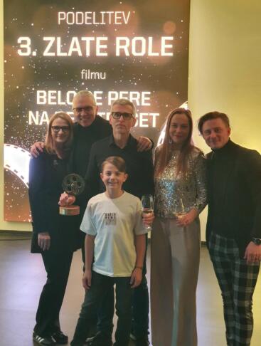 Belo se pere na devetdeset – film, ki tiho, a vztrajno osvaja gledalce (in zlate role) 3 Belo se pere na devetdeset