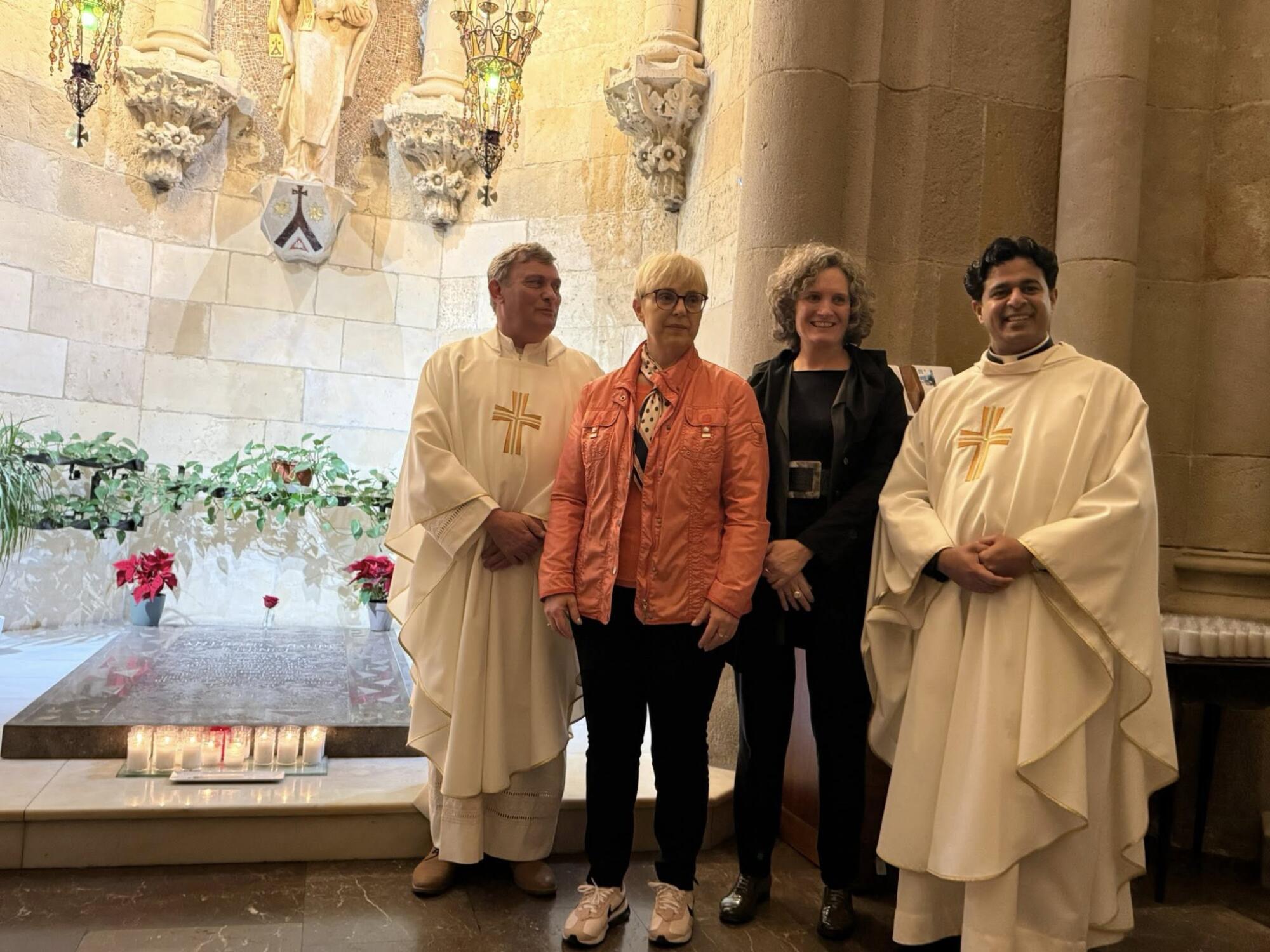 Piranski župnik Zorko Bajc z zborom daruje mašo v znameniti Sagradi Familii 2 616955146 4512460212315751 2490003035571604468 n