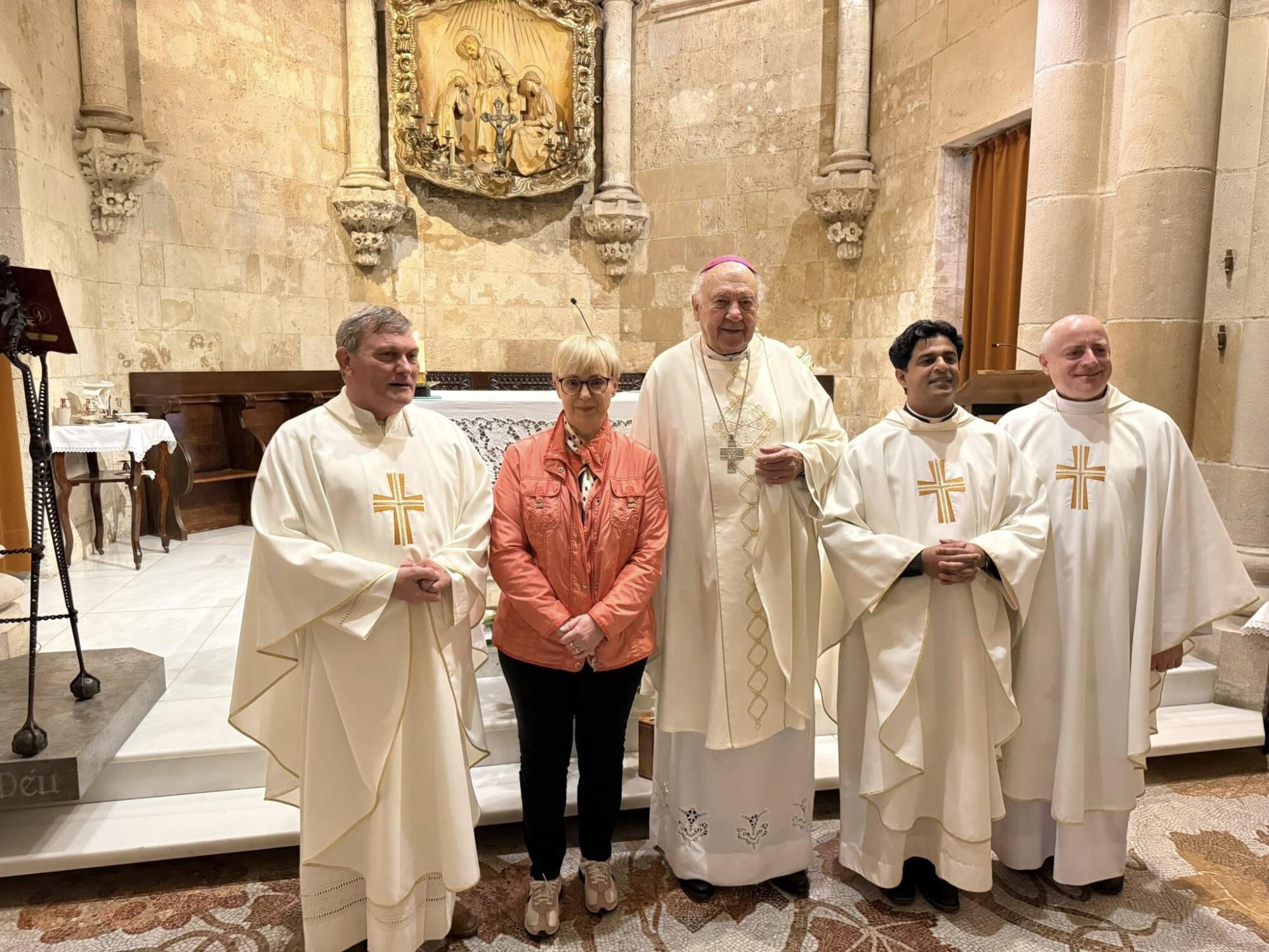 Piranski župnik Zorko Bajc z zborom daruje mašo v znameniti Sagradi Familii 3 617325250 4512460232315749 364403440637517949 n