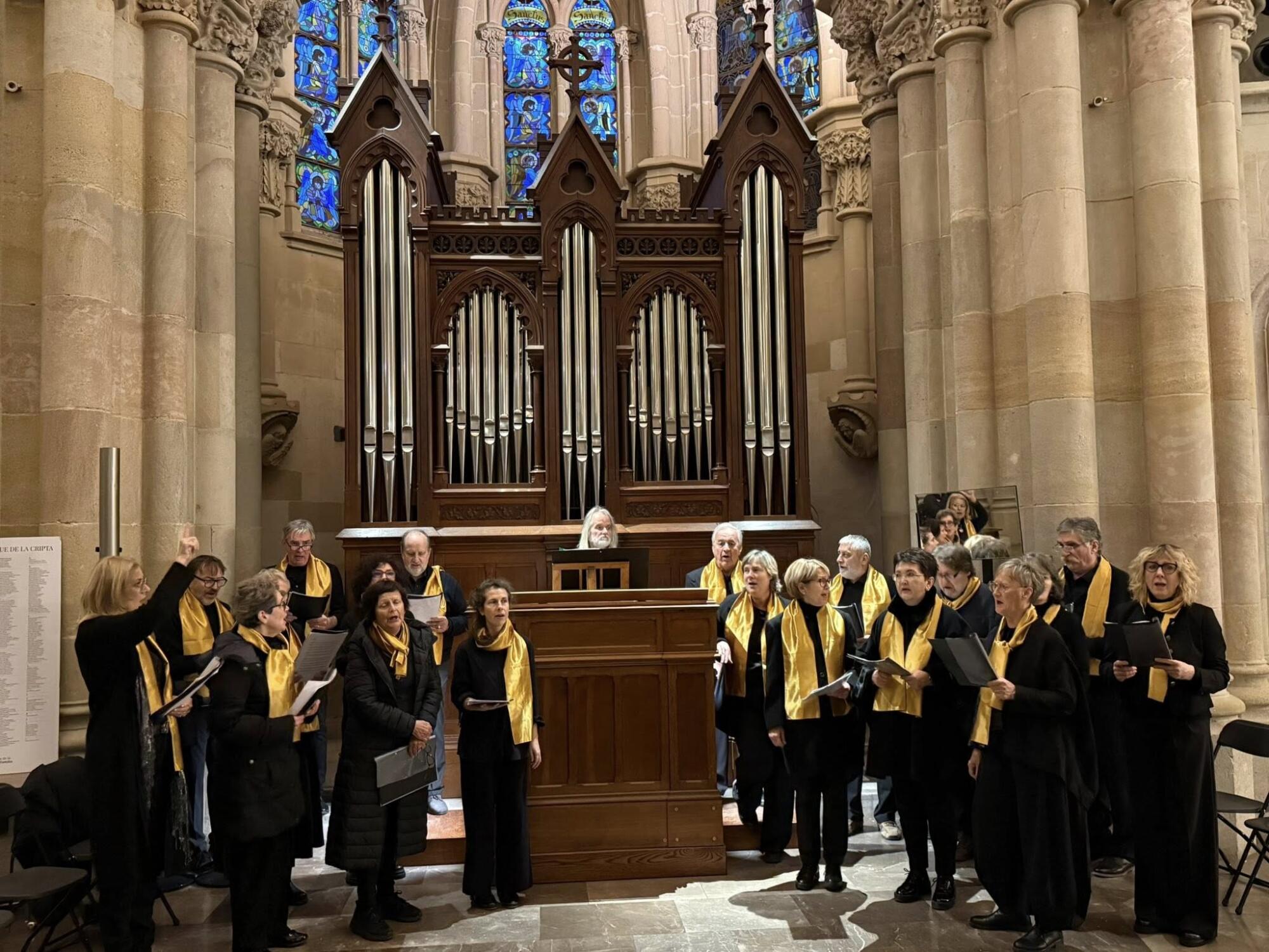 Piranski župnik Zorko Bajc z zborom daruje mašo v znameniti Sagradi Familii 4 618138025 4512460062315766 4016800665032880901 n