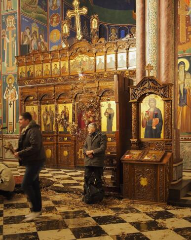 Pravoslavni božič: zakaj ni 25. decembra in kako ga praznujejo verniki 3 Badnjak v cerkvi WIKIPEDIJA