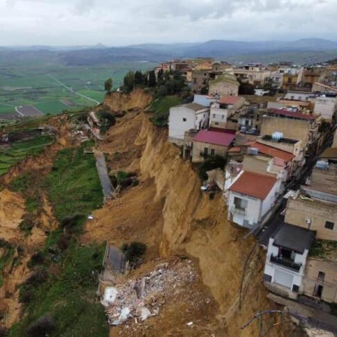 Tako je videti mesto na robu prepada: zemeljski plaz ohromil Sicilijo (video) 2 plaz sicilija