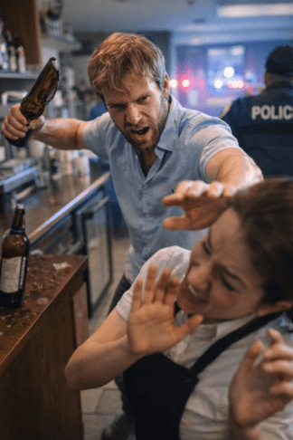 Jutranji šok v Kopru: tujec napadel natakarico s steklenico 2 napadel s steklenico