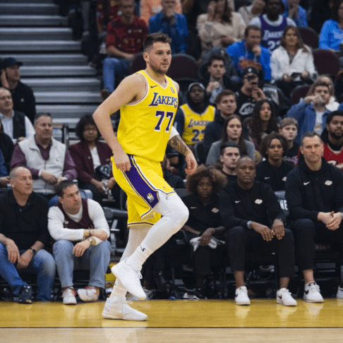 Dončić po metu za tri točke padel čez rob parketa (video) 2 dončič