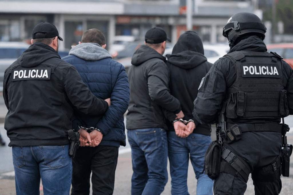 v luciji prijetje dveh oseb