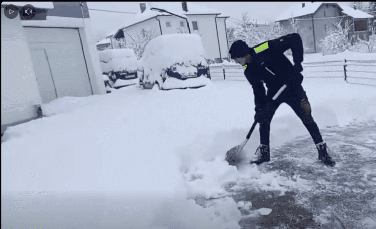 Kaos zaradi snega: Po glavni cesti kar s smučkami (video) 2 sneg