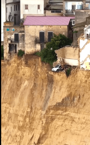 Tako je videti mesto na robu prepada: zemeljski plaz ohromil Sicilijo (video) 3 plaz sicilija