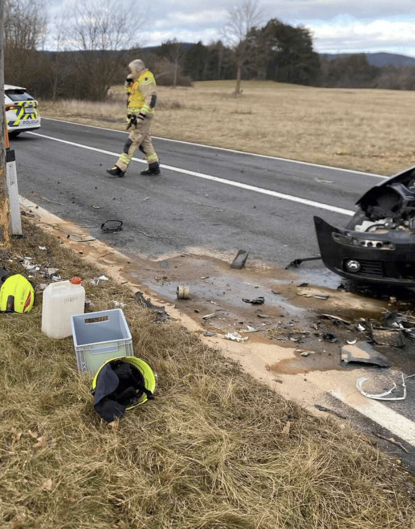 Nesreča v Tubljah: vozilo trčilo v ograjo in drevo 2 Screenshot 2026 01 03 at 19.04.21