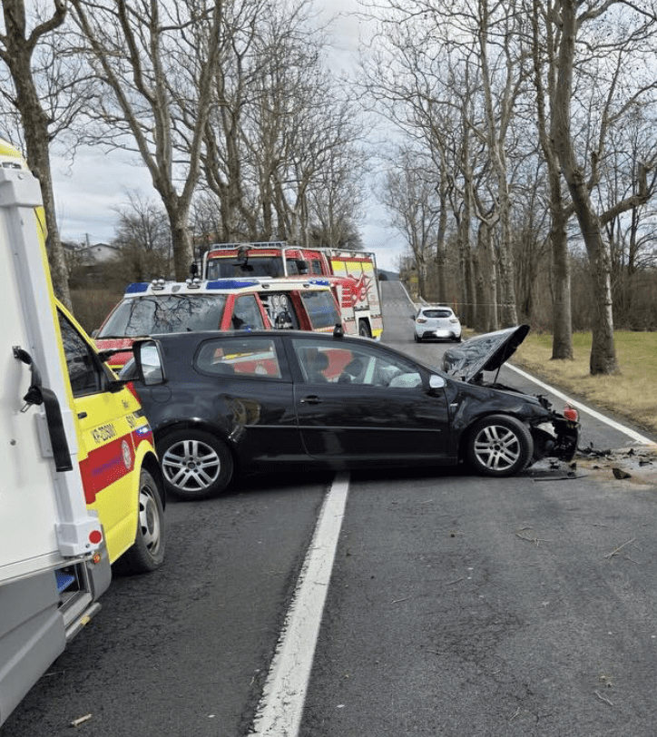 Nesreča v Tubljah: vozilo trčilo v ograjo in drevo 3 Screenshot 2026 01 03 at 19.04.38