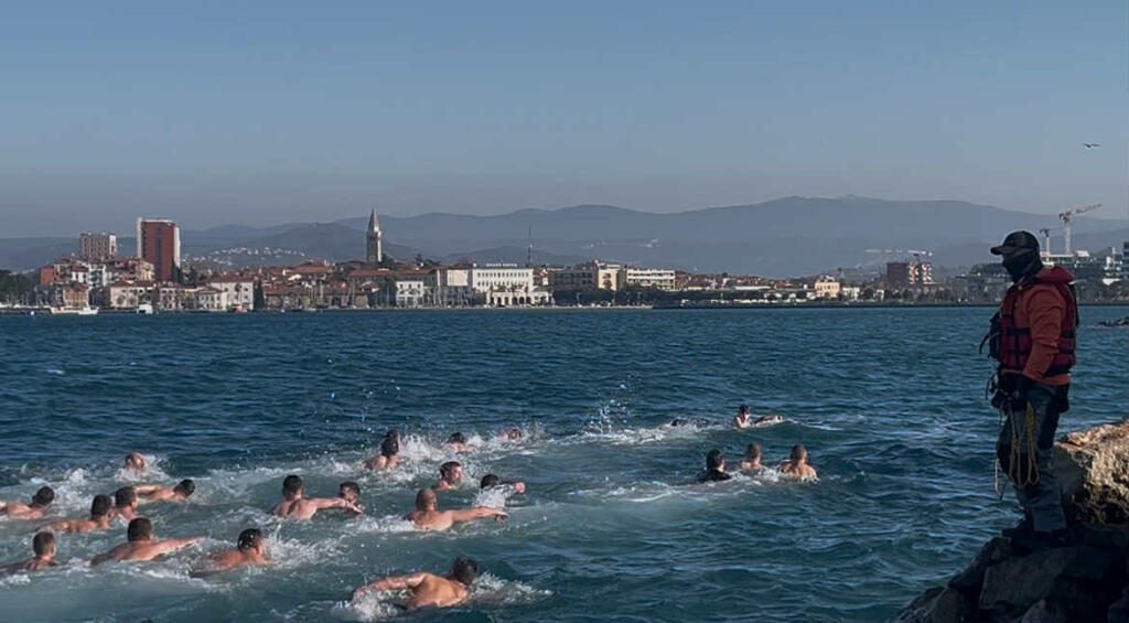 V Kopru danes zaplavali za sveti križ (FOTO/VIDEO)
