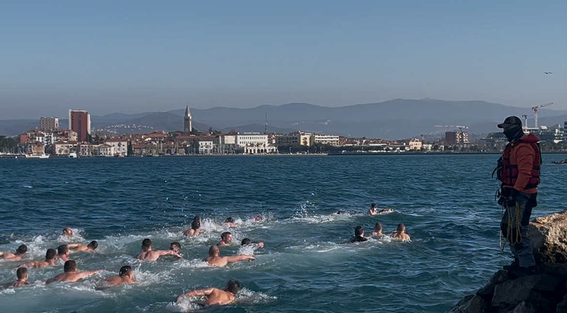 V Kopru danes zaplavali za sveti križ (FOTO/VIDEO)