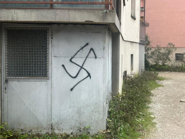 Nacistični grafiti v bližini osnovne šole v Kopru (FOTOGALERIJA)