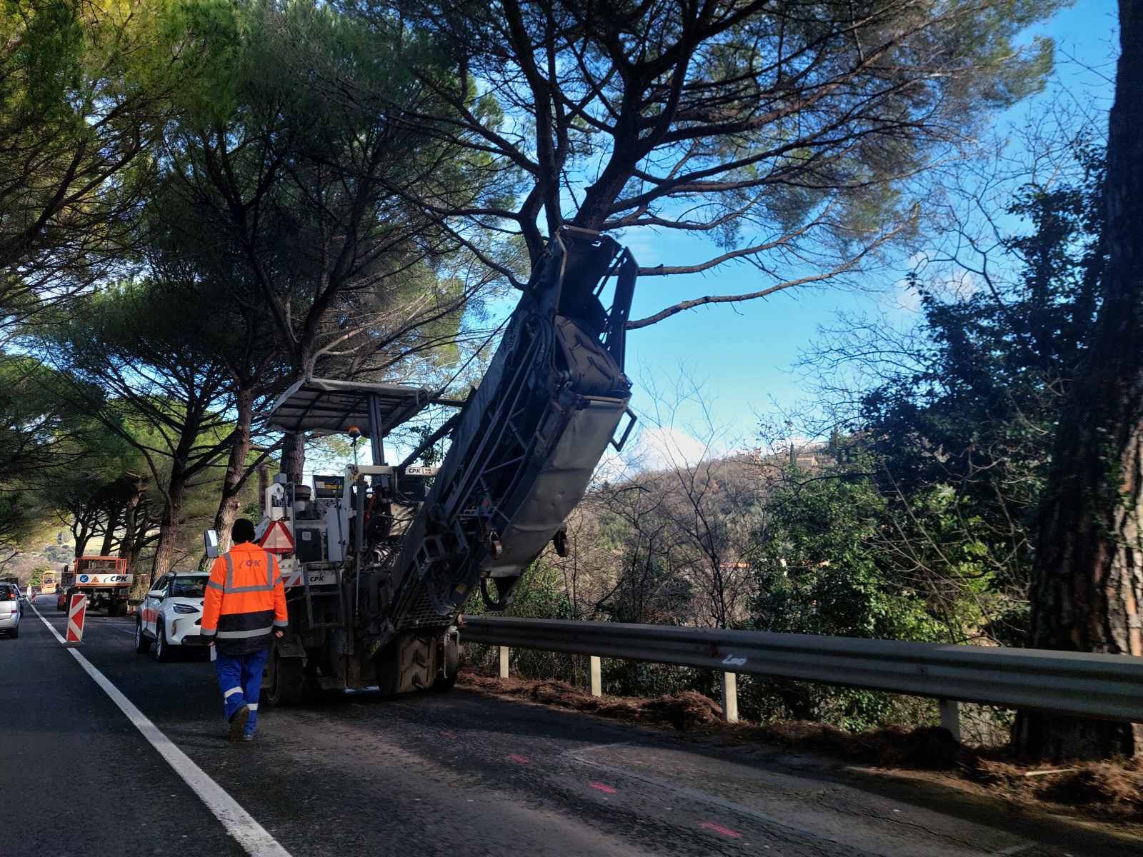 Poteka asfaltiranje med Valeto in Strunjanom – vozite previdno (FOTO)