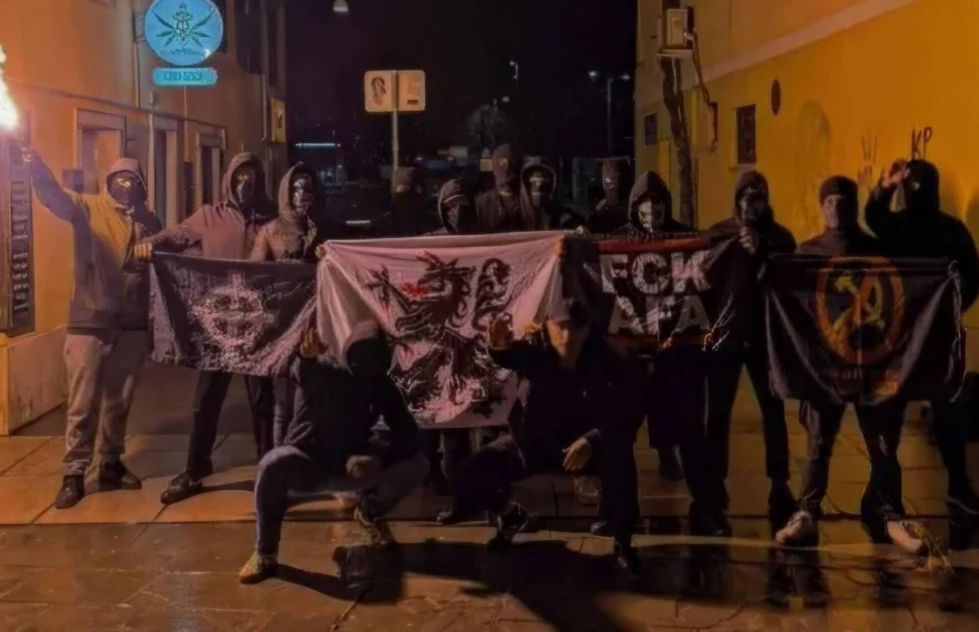 policija preiskuje shod