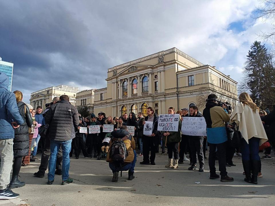Več tisoč ljudi zahtevalo odgovornost na protestu v Sarajevu (FOTO/VIDEO) 3 634006932 767905069265936 2157539974911095982 n