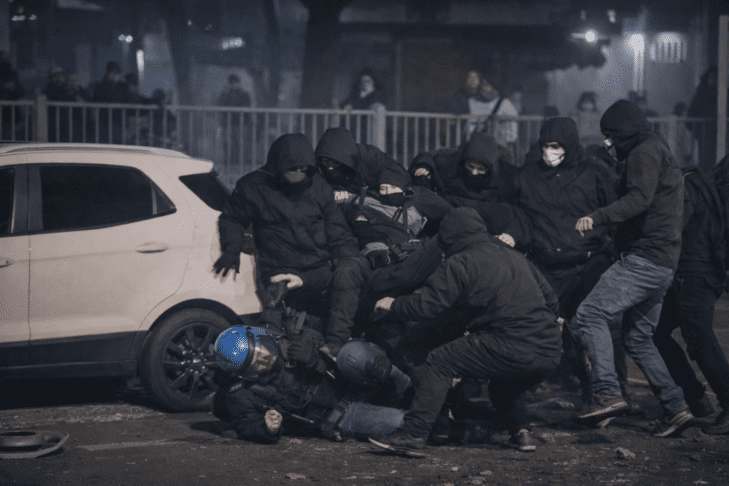 policisti in protestniki