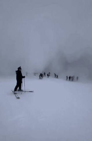Trenutki groze pod žičnico: Snežni plaz zdrvel proti smučarjem (video) 2 snežni plaz