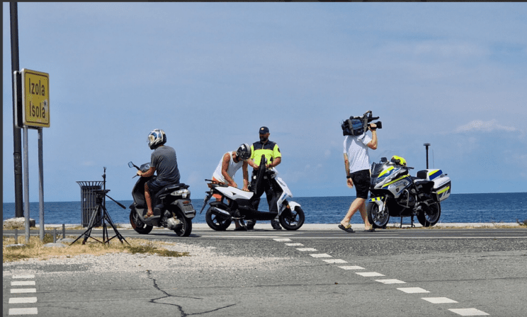 Mlajši od 15 let ne bodo več smeli voziti mopedov in e-skirojev 2 skiro moped